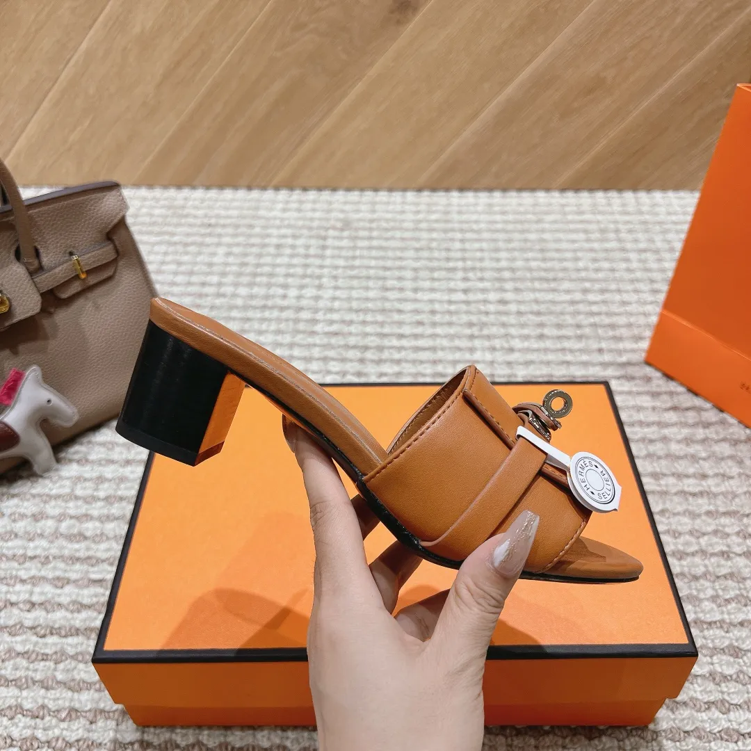👟👟Ex-factory price 540👟👟 High version of the 2024 spring and summer new HERMES Hermès counter new style. The wedge-heeled Erjiu sandals and slippers, which have been extremely popular recently, are paired with various colorful socks. They are very trendy. Upper: cowhide. Outsole: technological imitation wood sole. Heel height: about 7cm. Size: Female 35-41 (40/41 non-refundable and non-exchangeable)